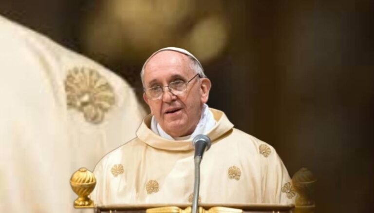 De paus in Afrika: Kenianen gaan gemakkelijk op de knieën