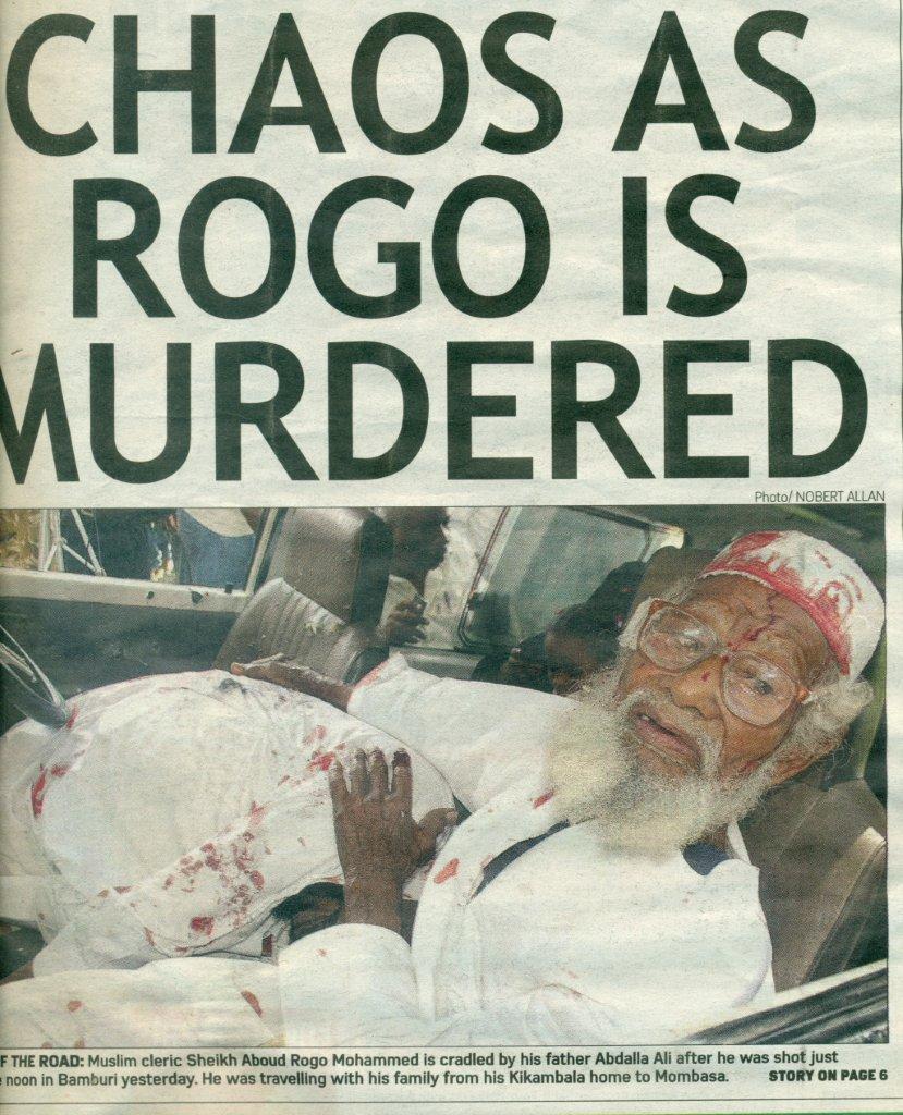The Keniase Star bericht over dood van sheikh Rogo op 28 augustus. Zijn vader met het lichaam van zijn zoon na de aanslag.