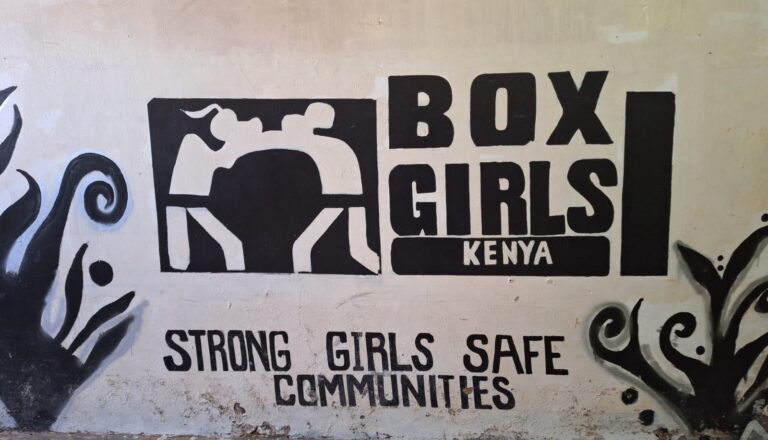 Boksmeiden in Nairobi leren van zich afslaan